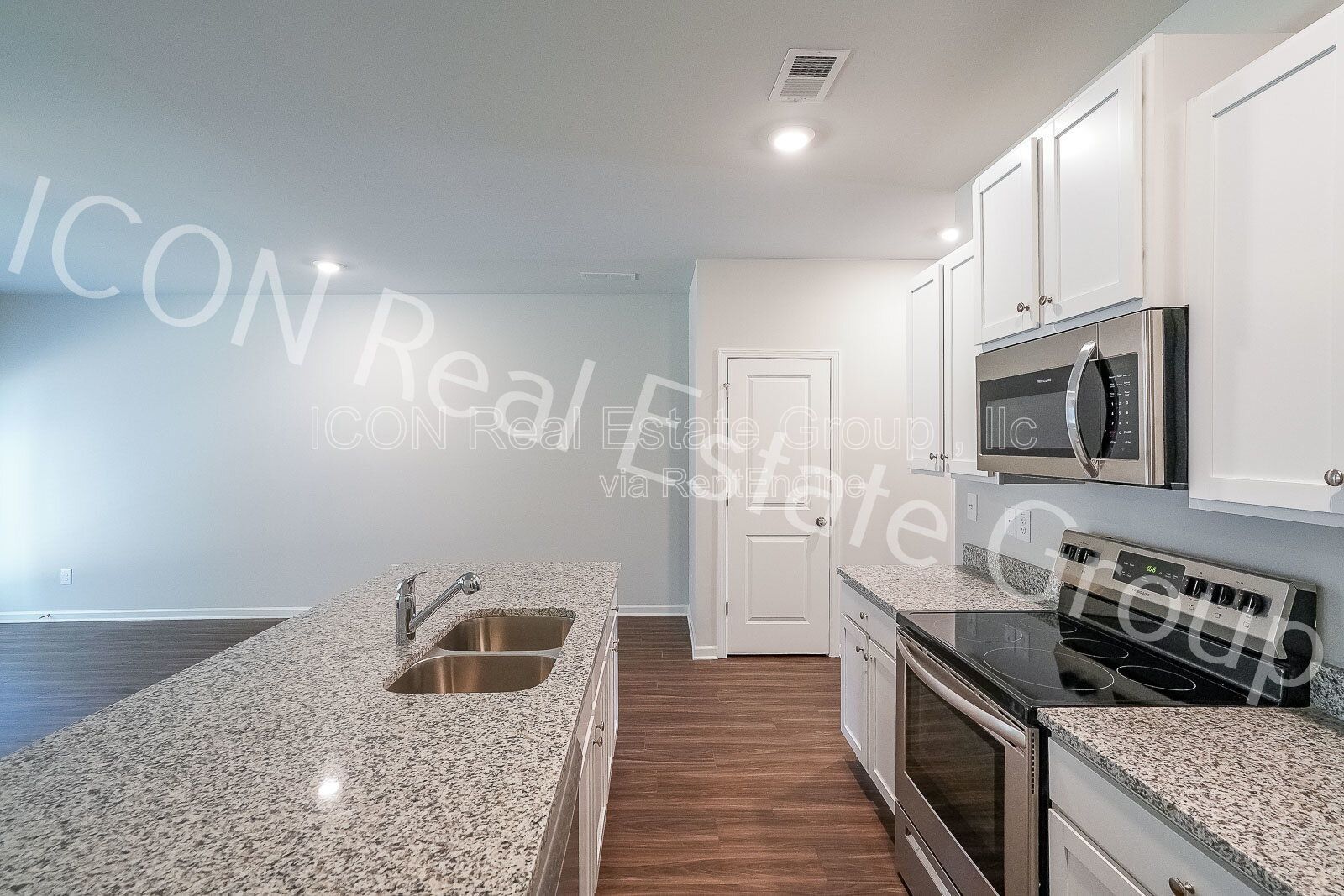 Beautiful 3-Bedroom Townhome with Modern Finishes & Prime Location! property image