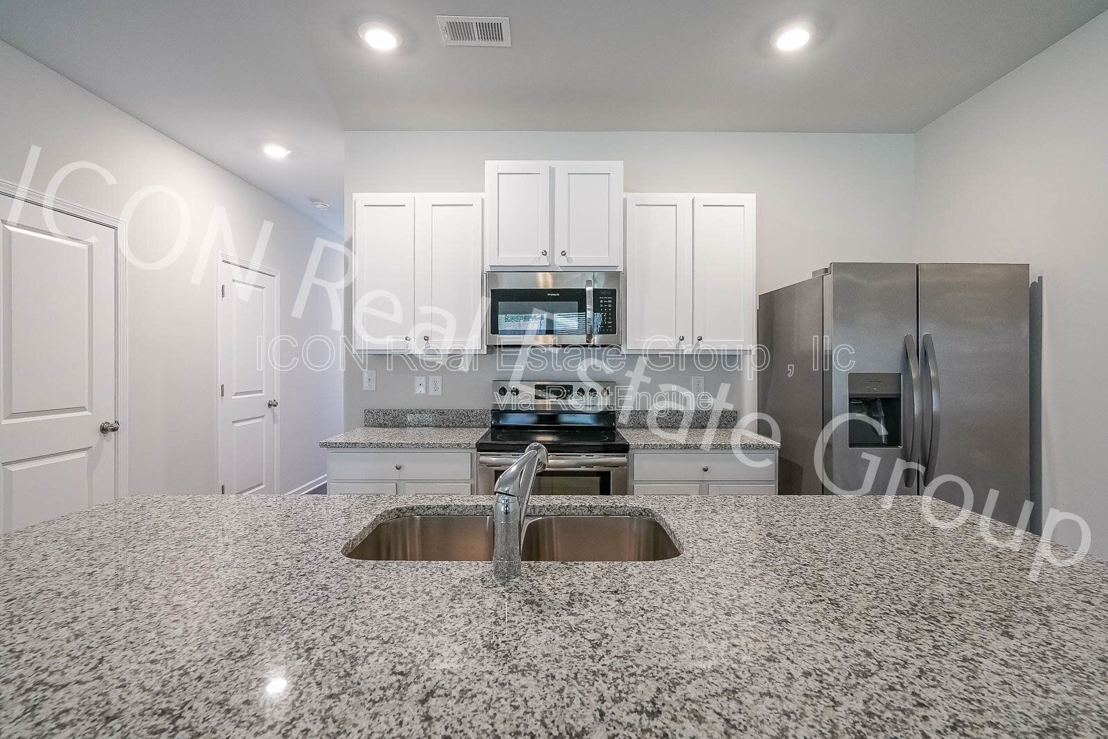 Beautiful 3-Bedroom Townhome with Modern Finishes & Prime Location! property image