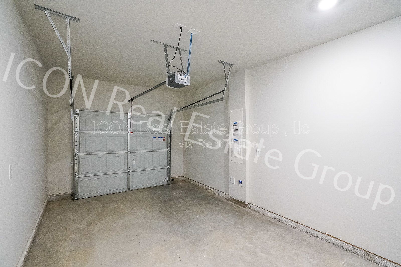 Beautiful 3-Bedroom Townhome with Modern Finishes & Prime Location! property image