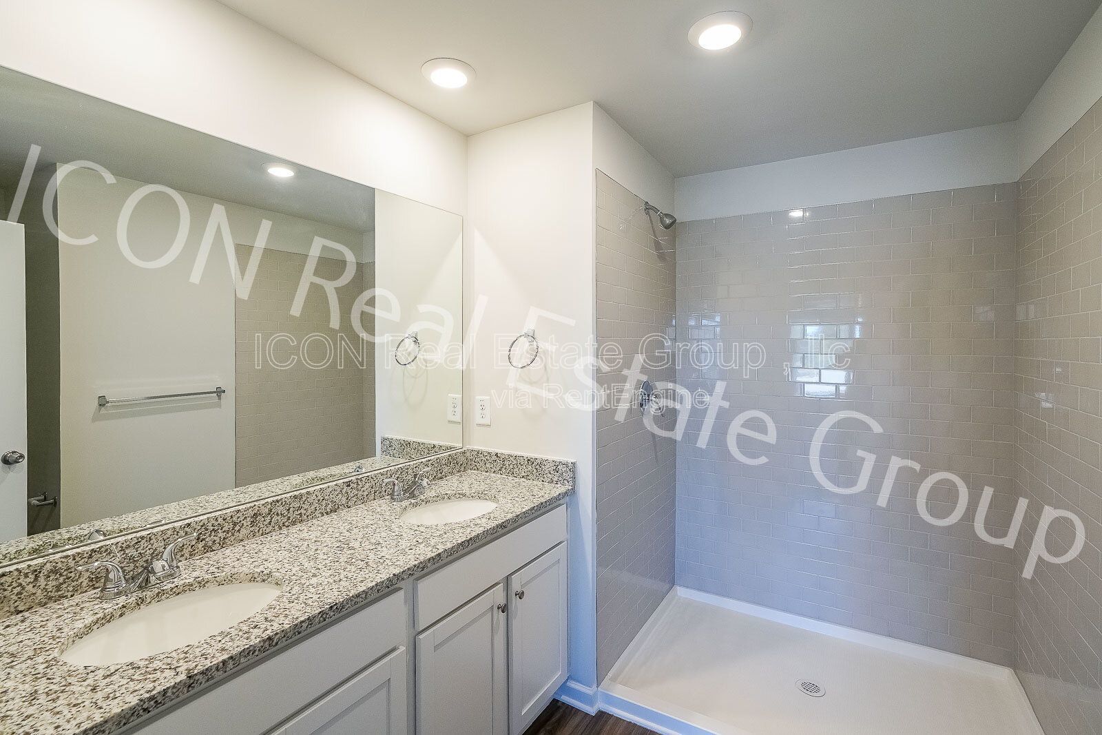 Beautiful 3-Bedroom Townhome with Modern Finishes & Prime Location! property image