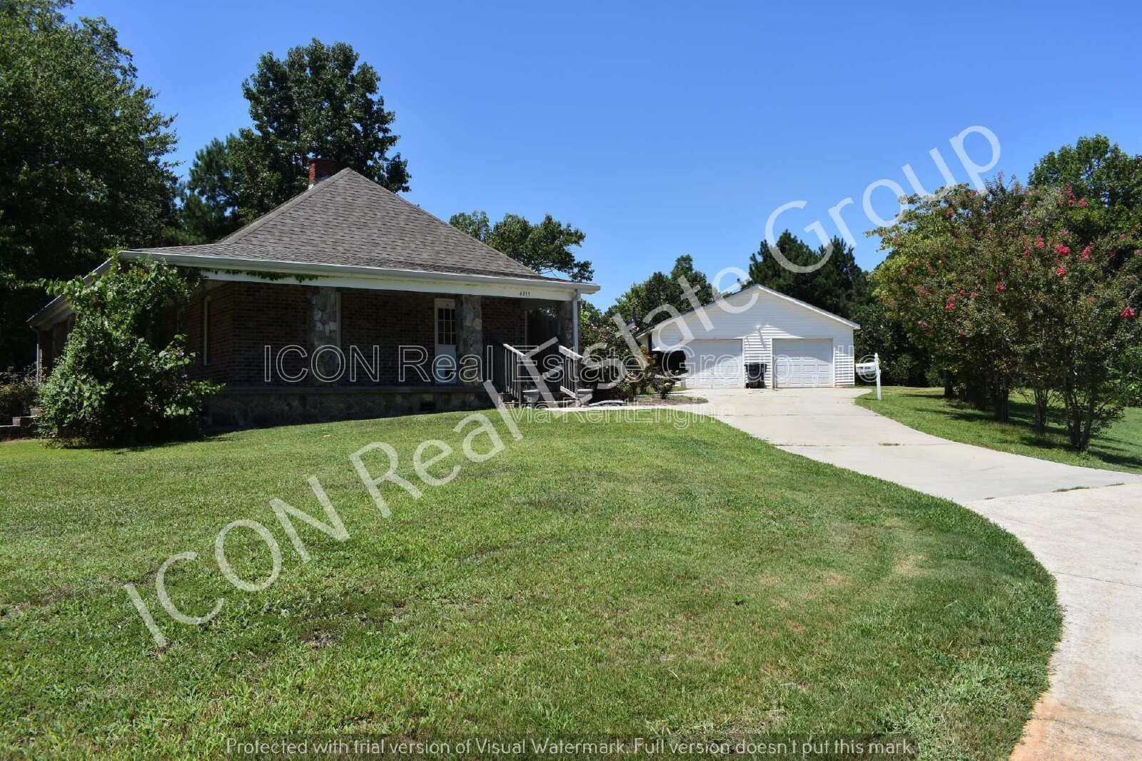 1/1 home with detached garage property image