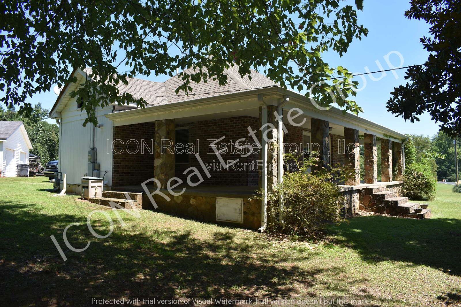 1/1 home with detached garage property image