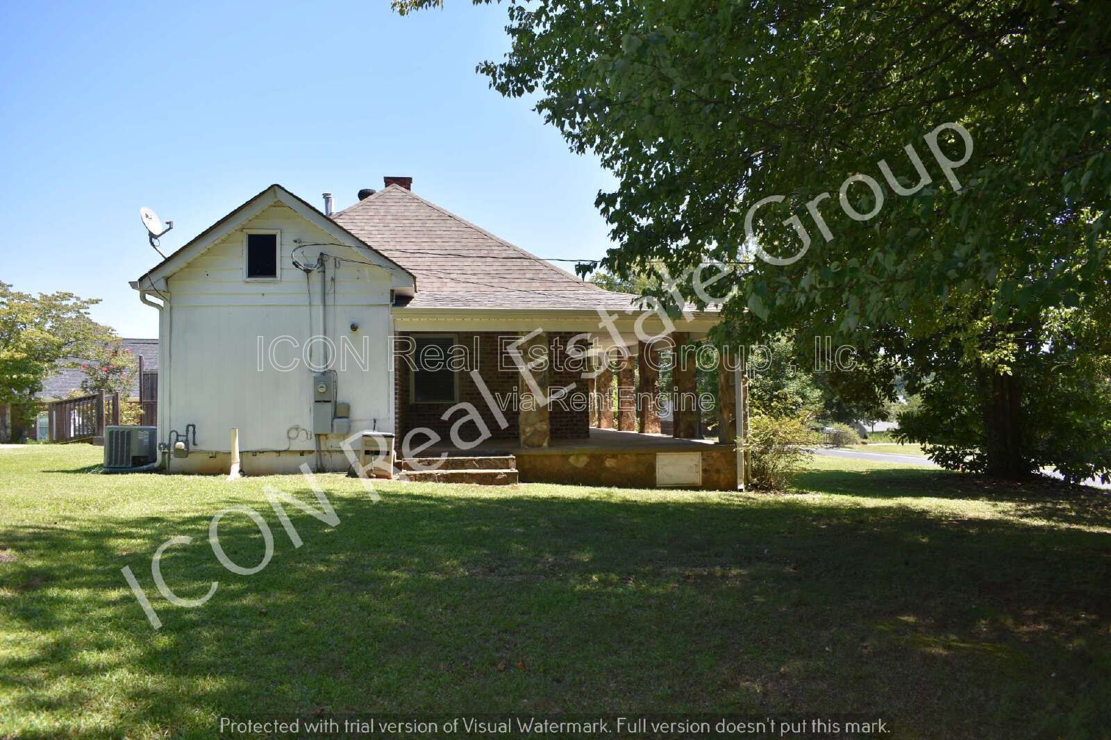 1/1 home with detached garage property image