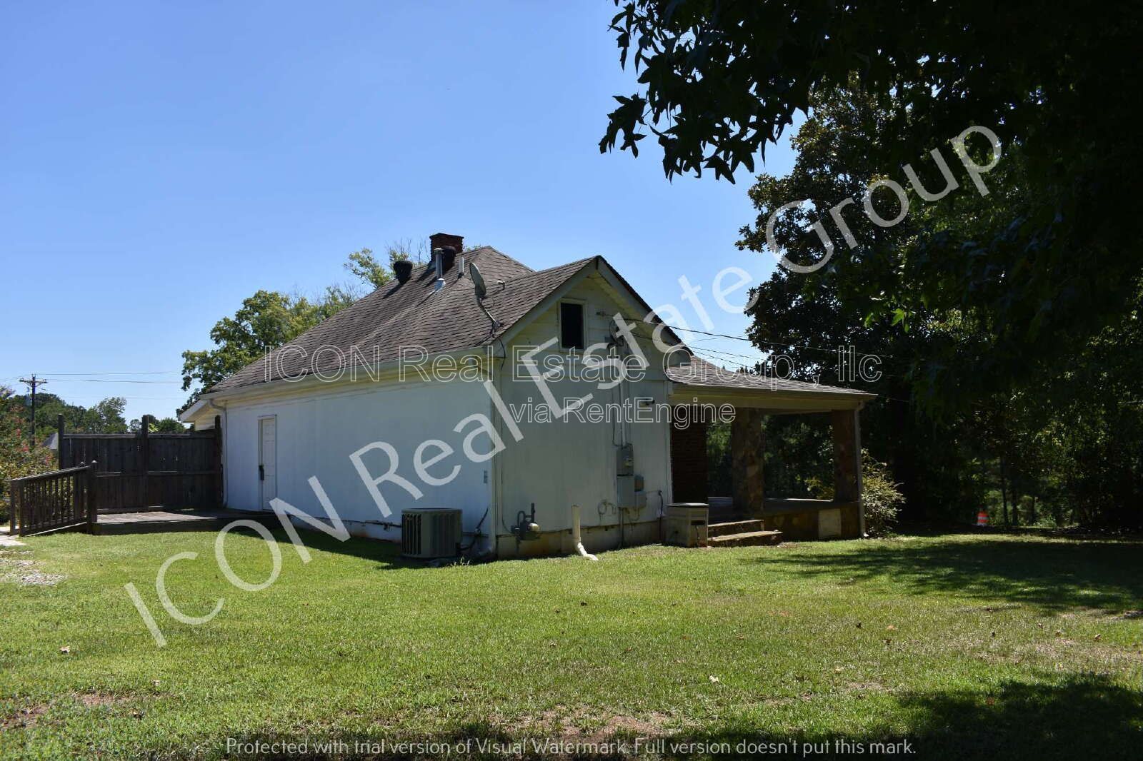 1/1 home with detached garage property image
