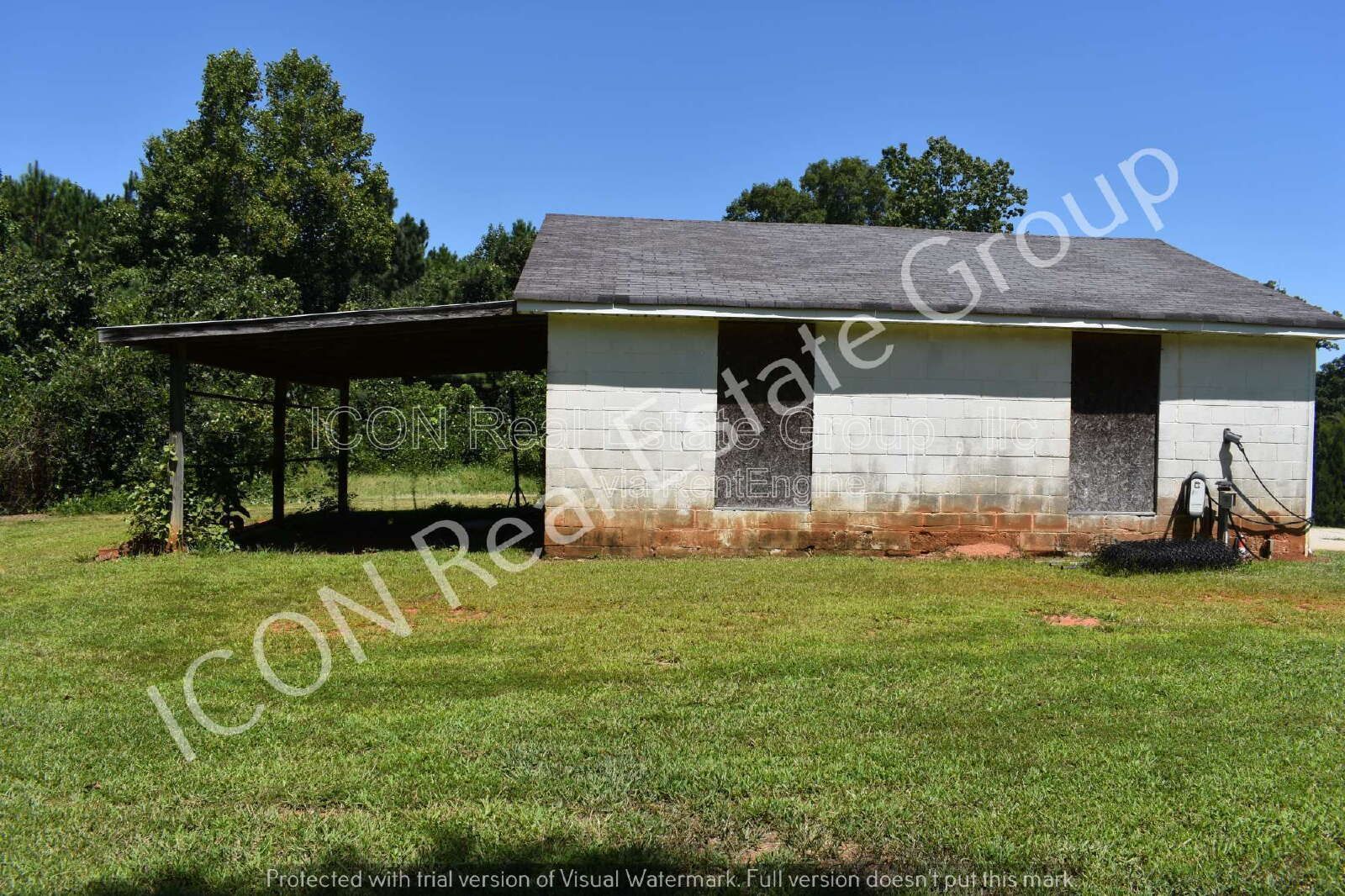1/1 home with detached garage property image