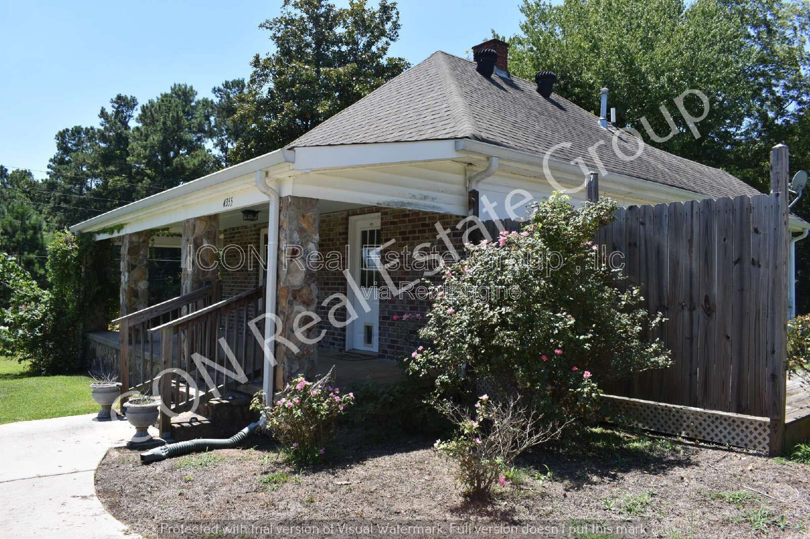 1/1 home with detached garage property image