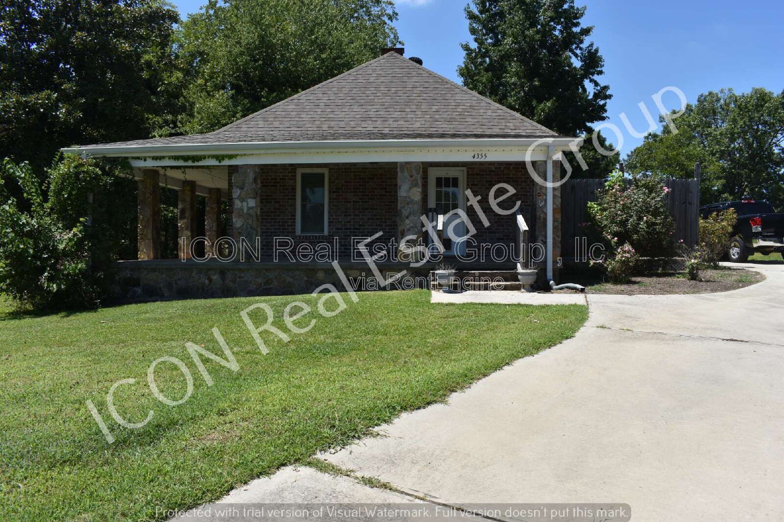 1/1 home with detached garage property image