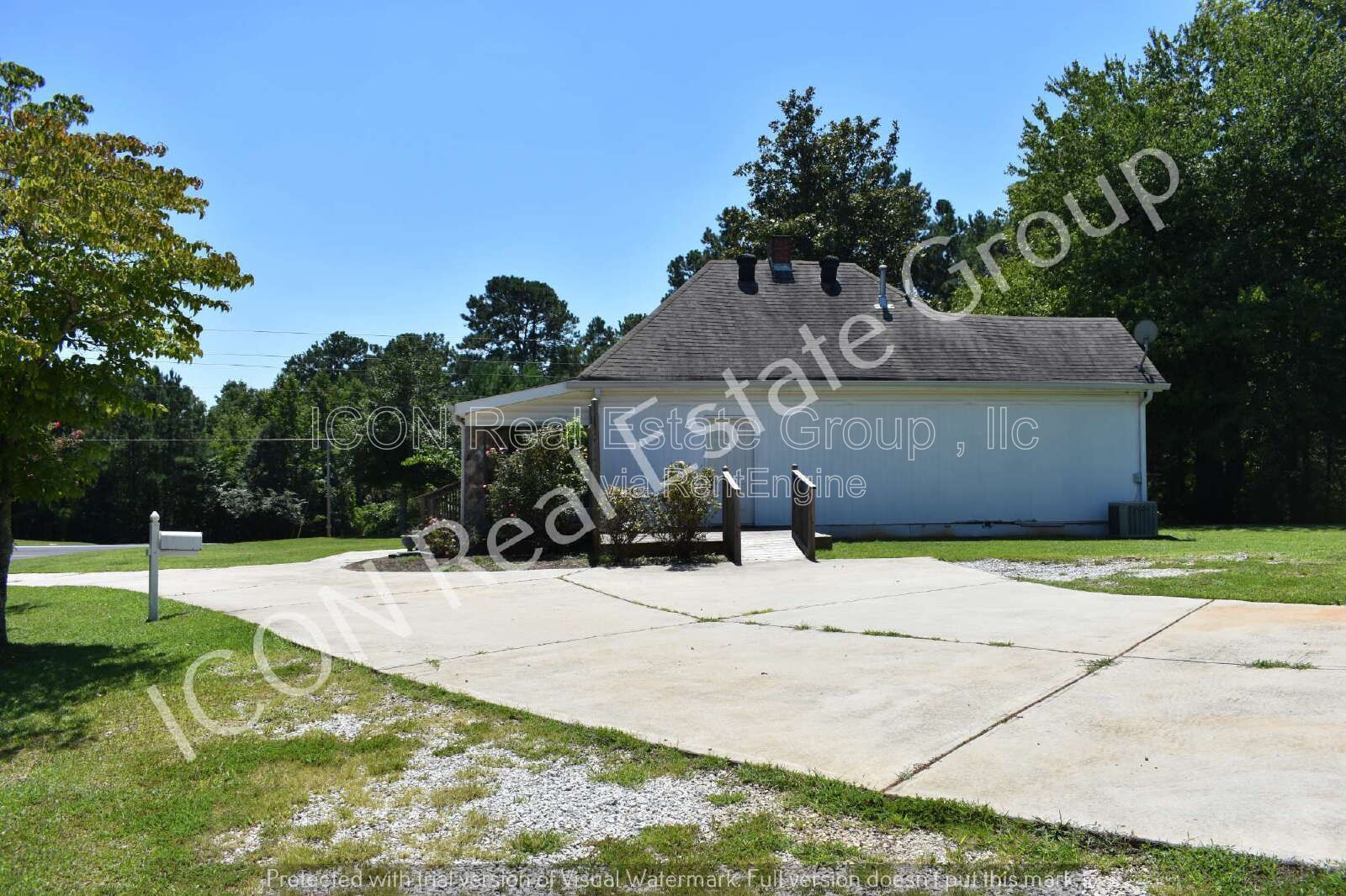 1/1 home with detached garage property image