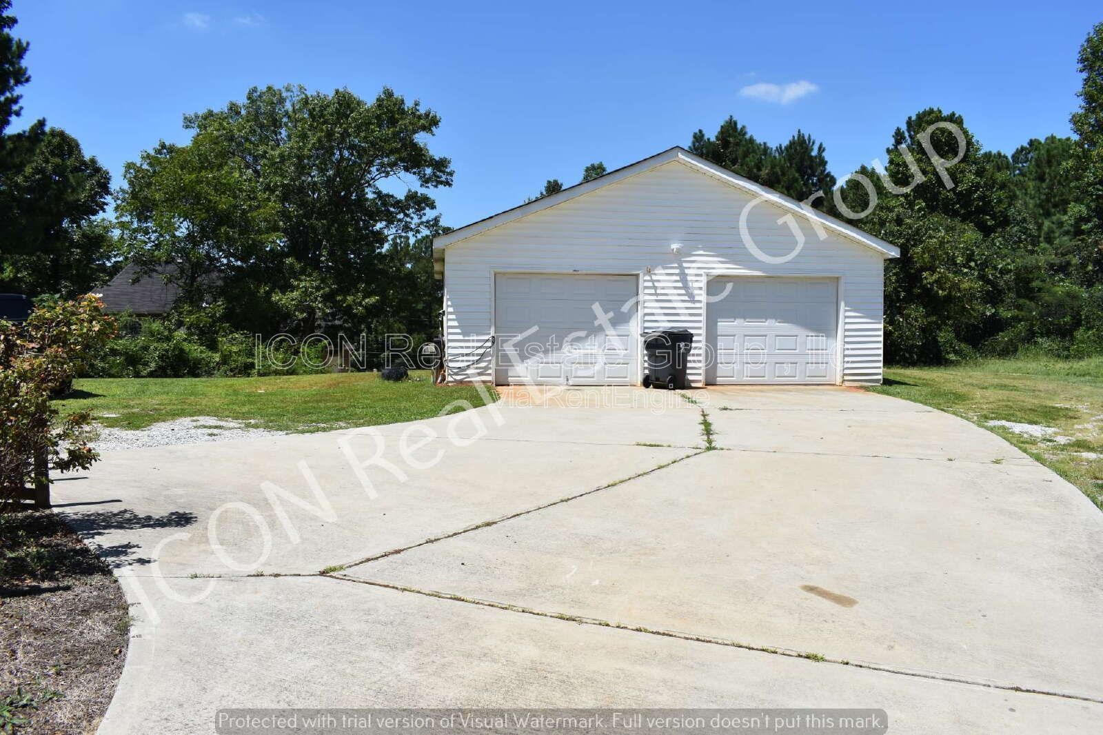 1/1 home with detached garage property image
