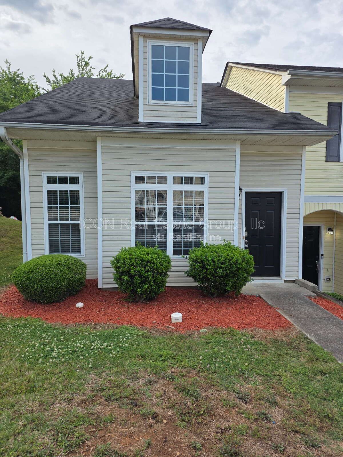 2/2 Townhome close to shopping and dining property image