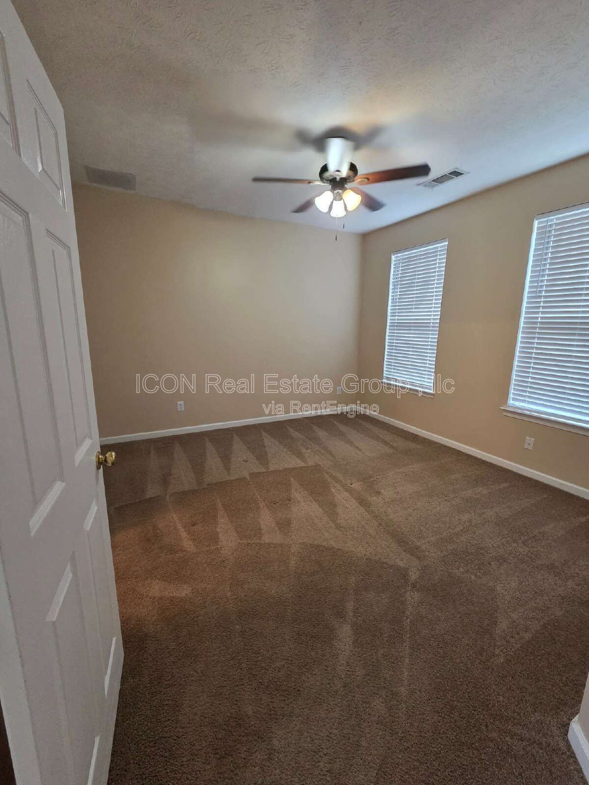 2/2 Townhome close to shopping and dining property image