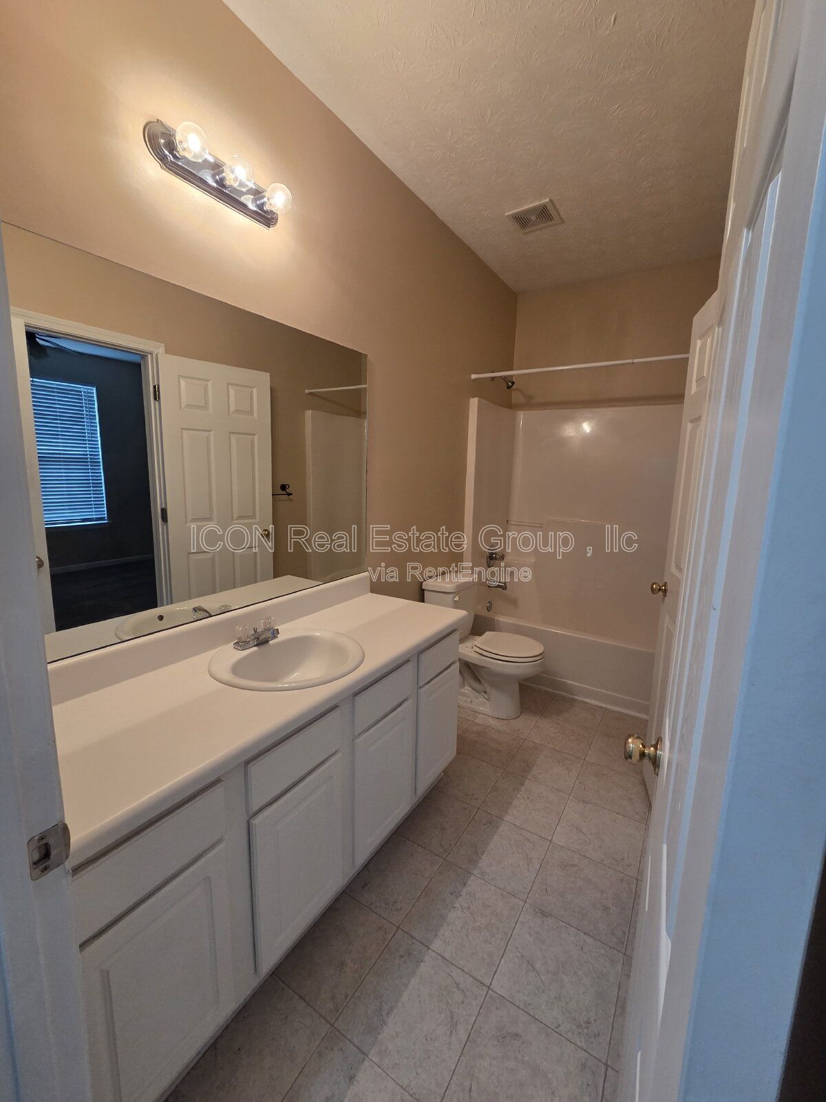 2/2 Townhome close to shopping and dining property image