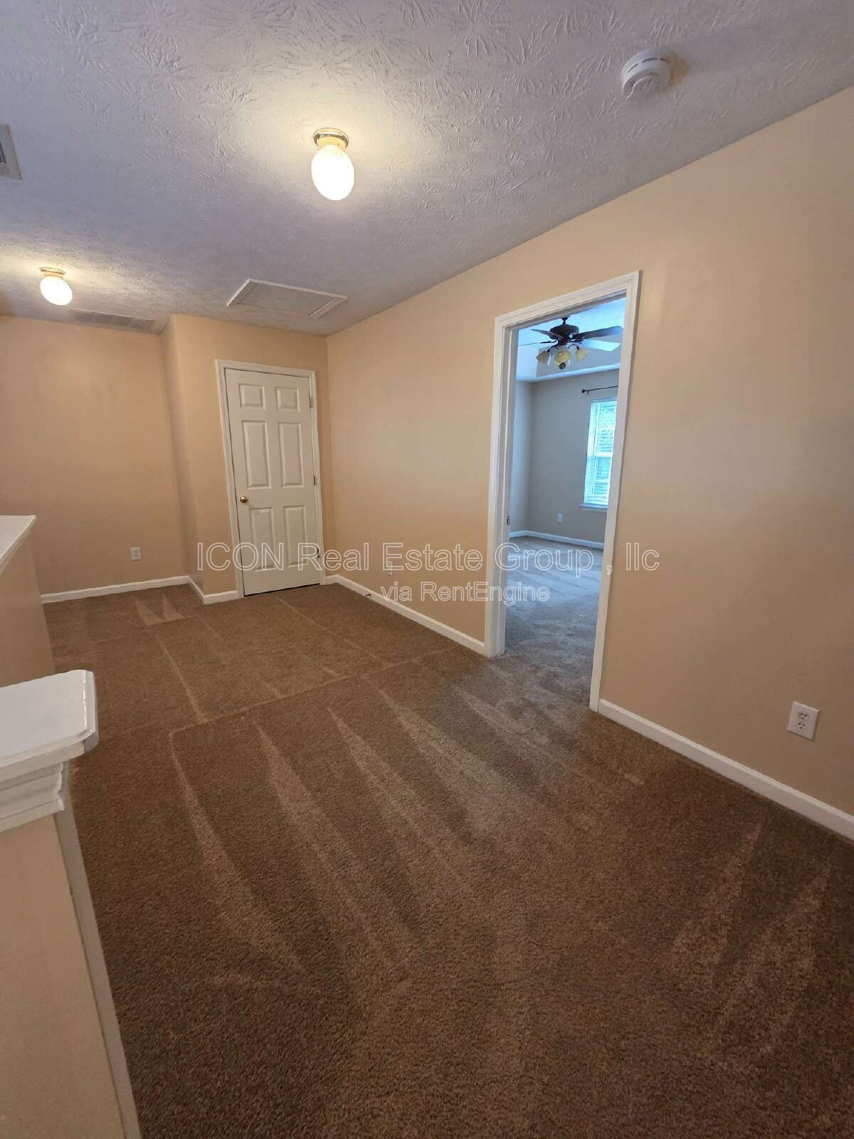 2/2 Townhome close to shopping and dining property image