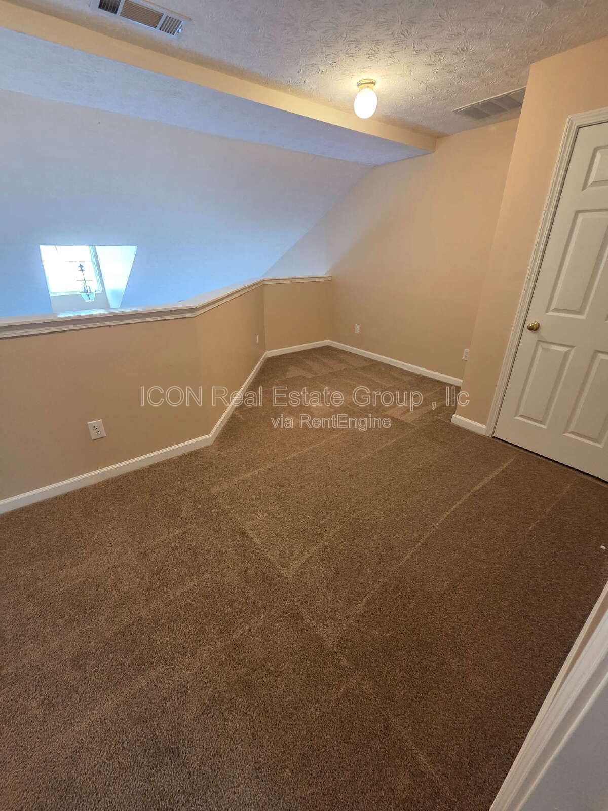 2/2 Townhome close to shopping and dining property image