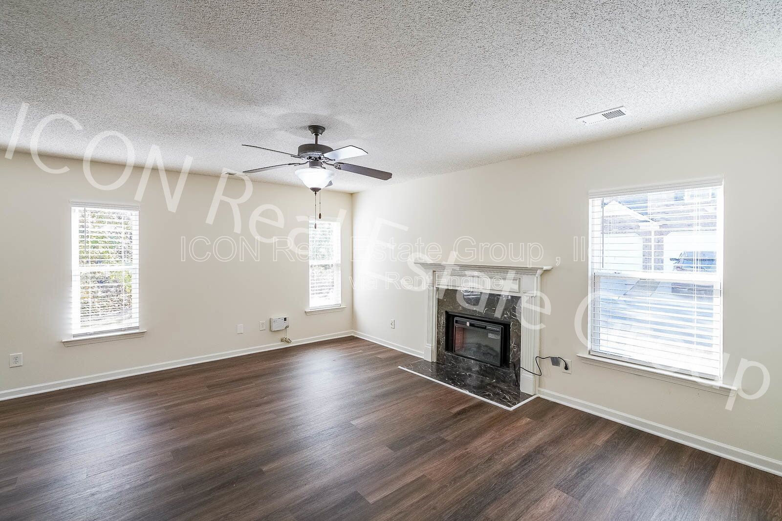 2/2.5 end unit townhome in Woodstock property image
