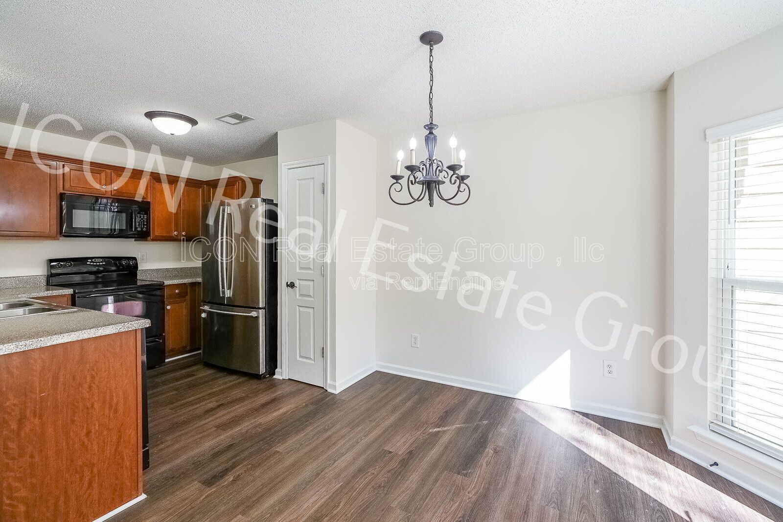 2/2.5 end unit townhome in Woodstock property image