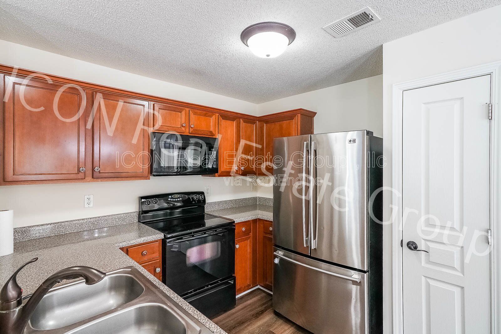 2/2.5 end unit townhome in Woodstock property image