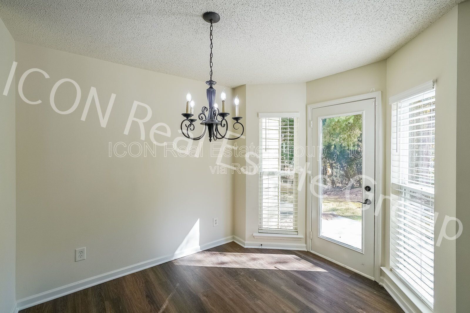 2/2.5 end unit townhome in Woodstock property image