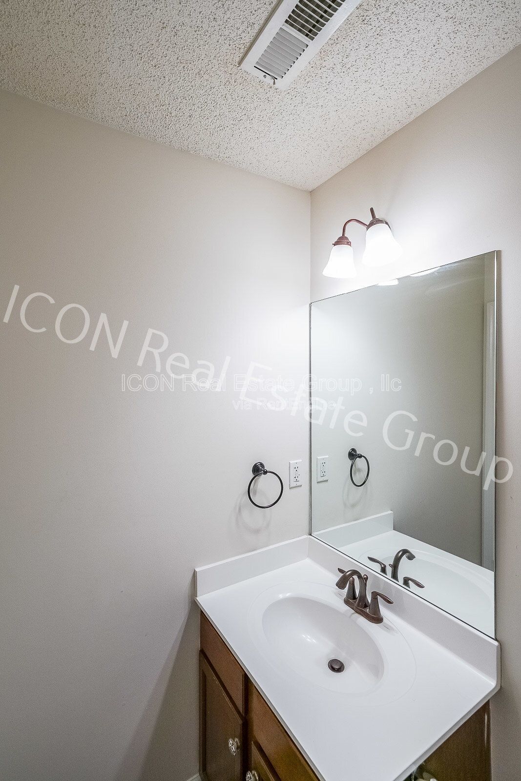2/2.5 end unit townhome in Woodstock property image