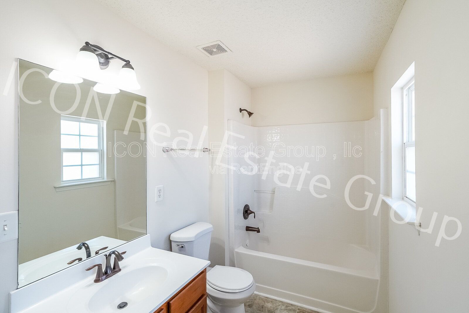 2/2.5 end unit townhome in Woodstock property image