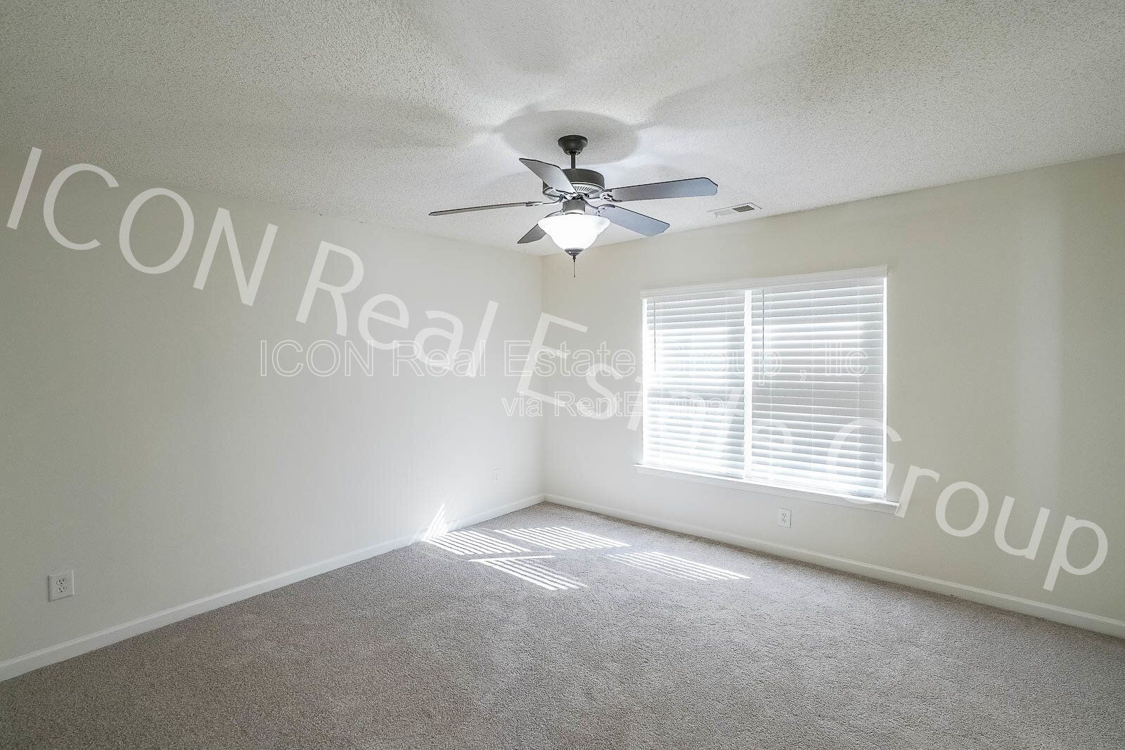 2/2.5 end unit townhome in Woodstock property image