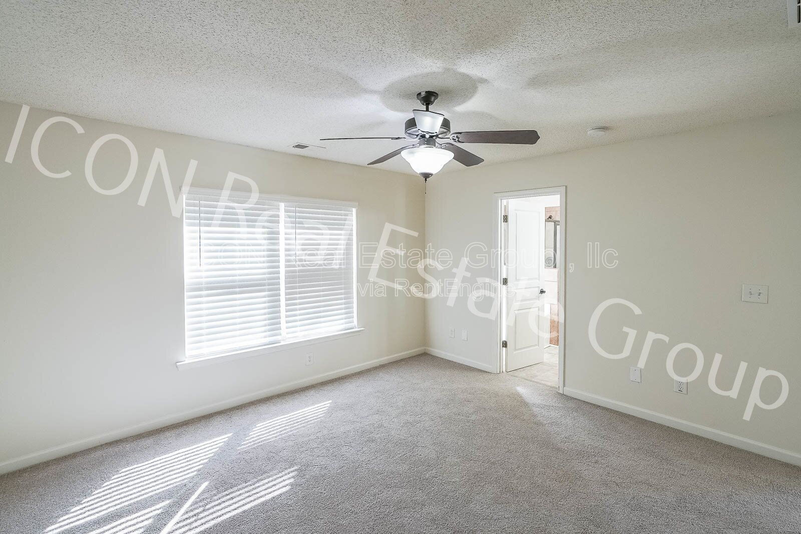 2/2.5 end unit townhome in Woodstock property image