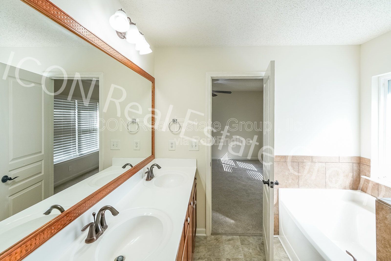 2/2.5 end unit townhome in Woodstock property image