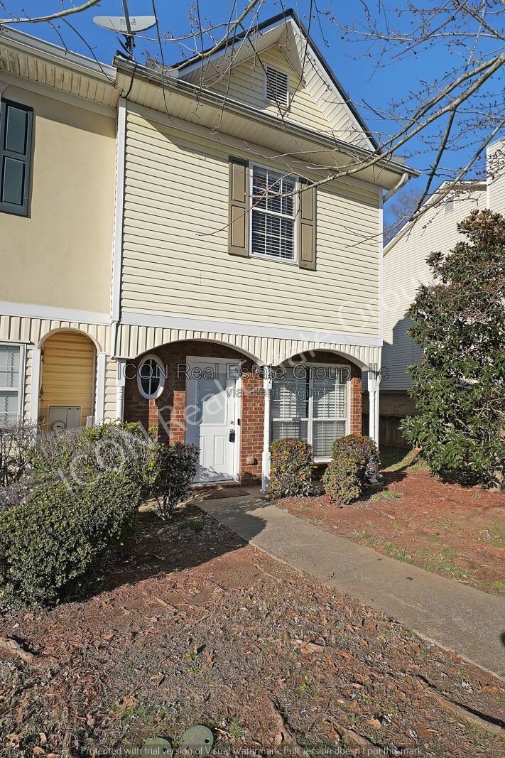 2/2.5 End unit town home close to dining and shopping property image