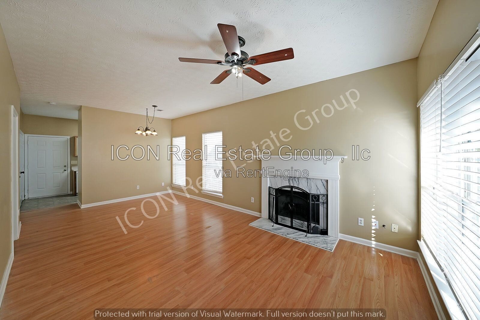 2/2.5 End unit town home close to dining and shopping property image
