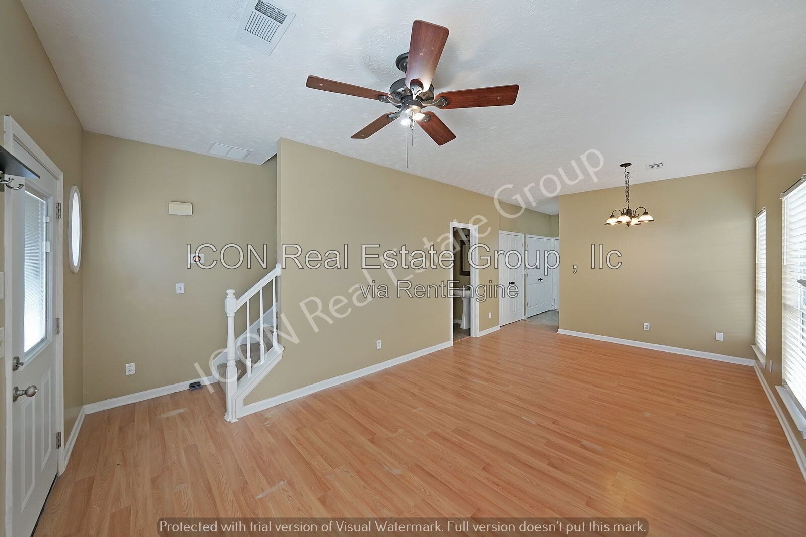 2/2.5 End unit town home close to dining and shopping property image