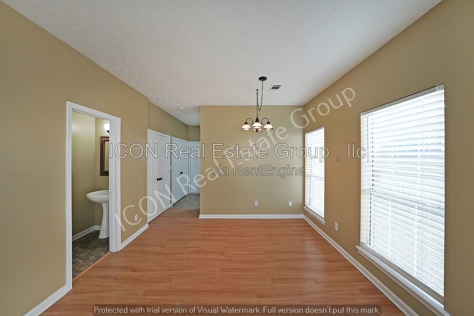 2/2.5 End unit town home close to dining and shopping property image