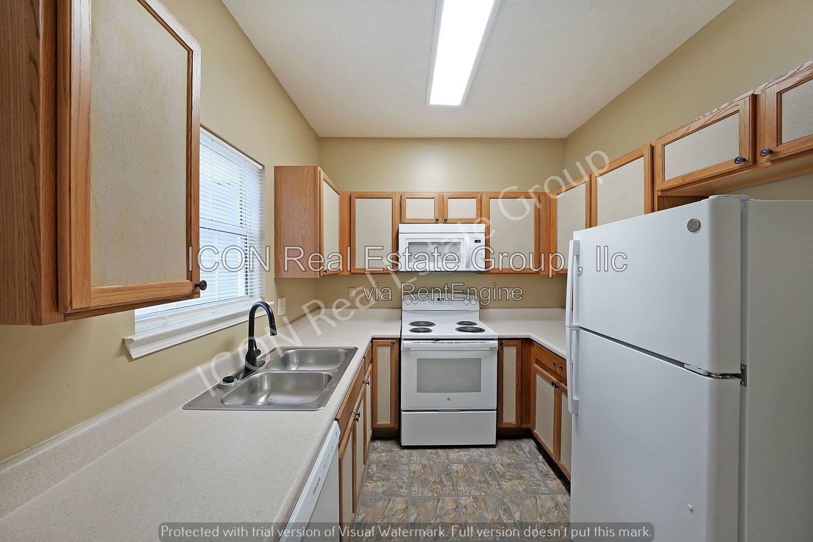 2/2.5 End unit town home close to dining and shopping property image