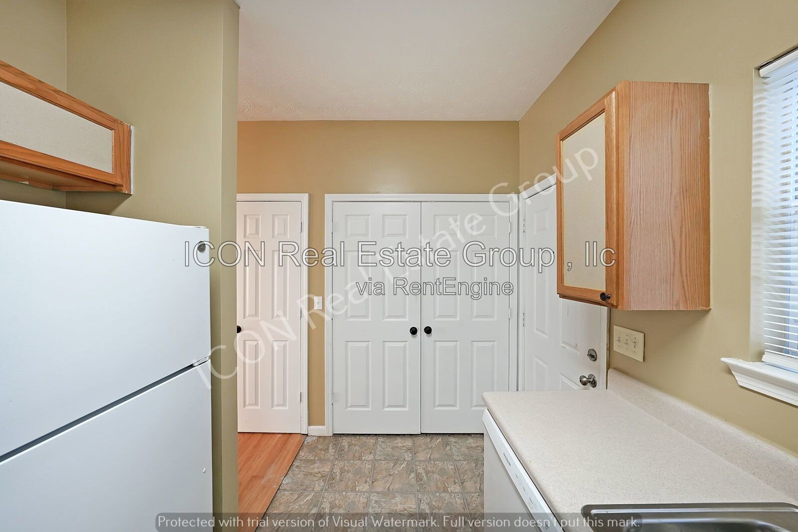 2/2.5 End unit town home close to dining and shopping property image