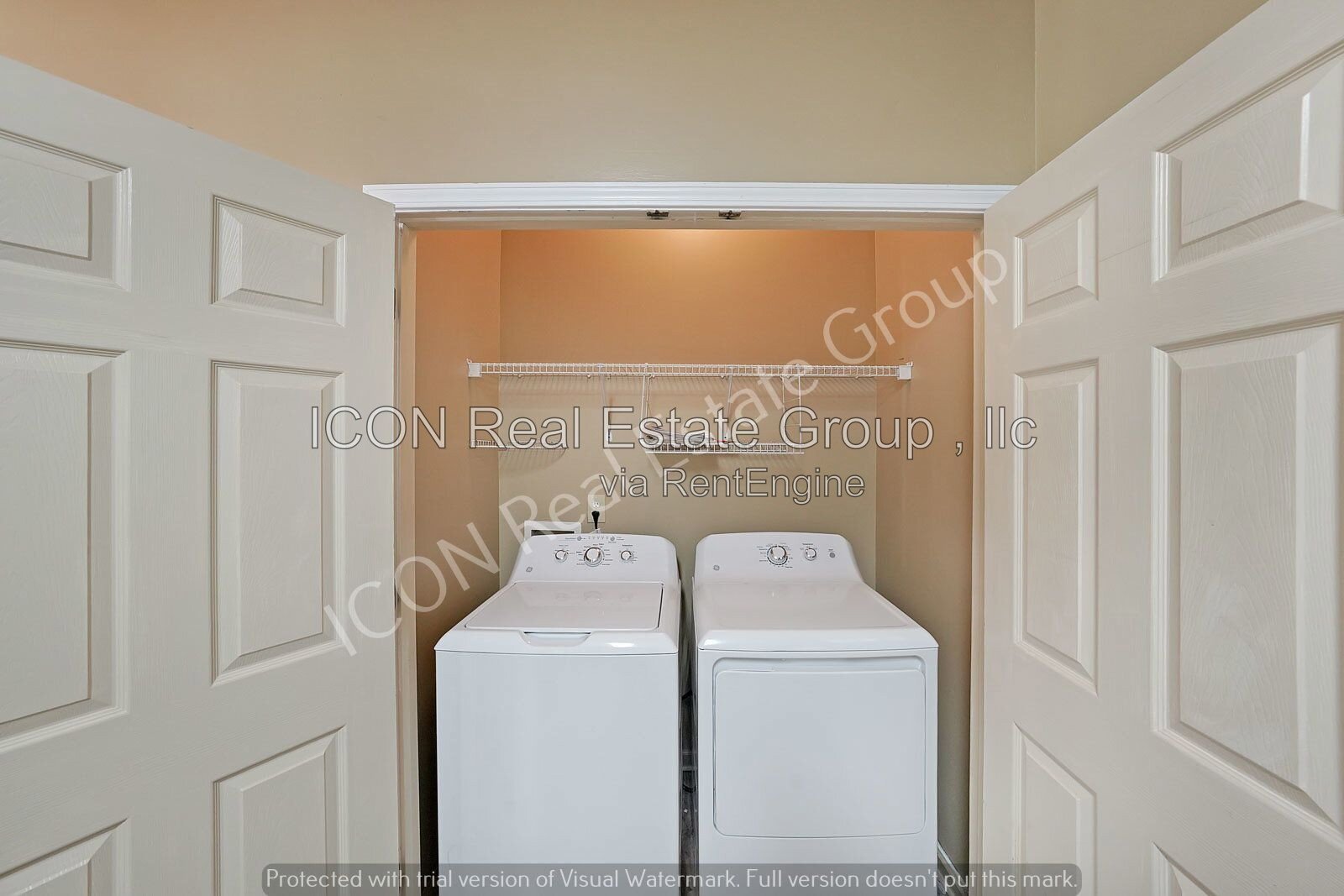 2/2.5 End unit town home close to dining and shopping property image