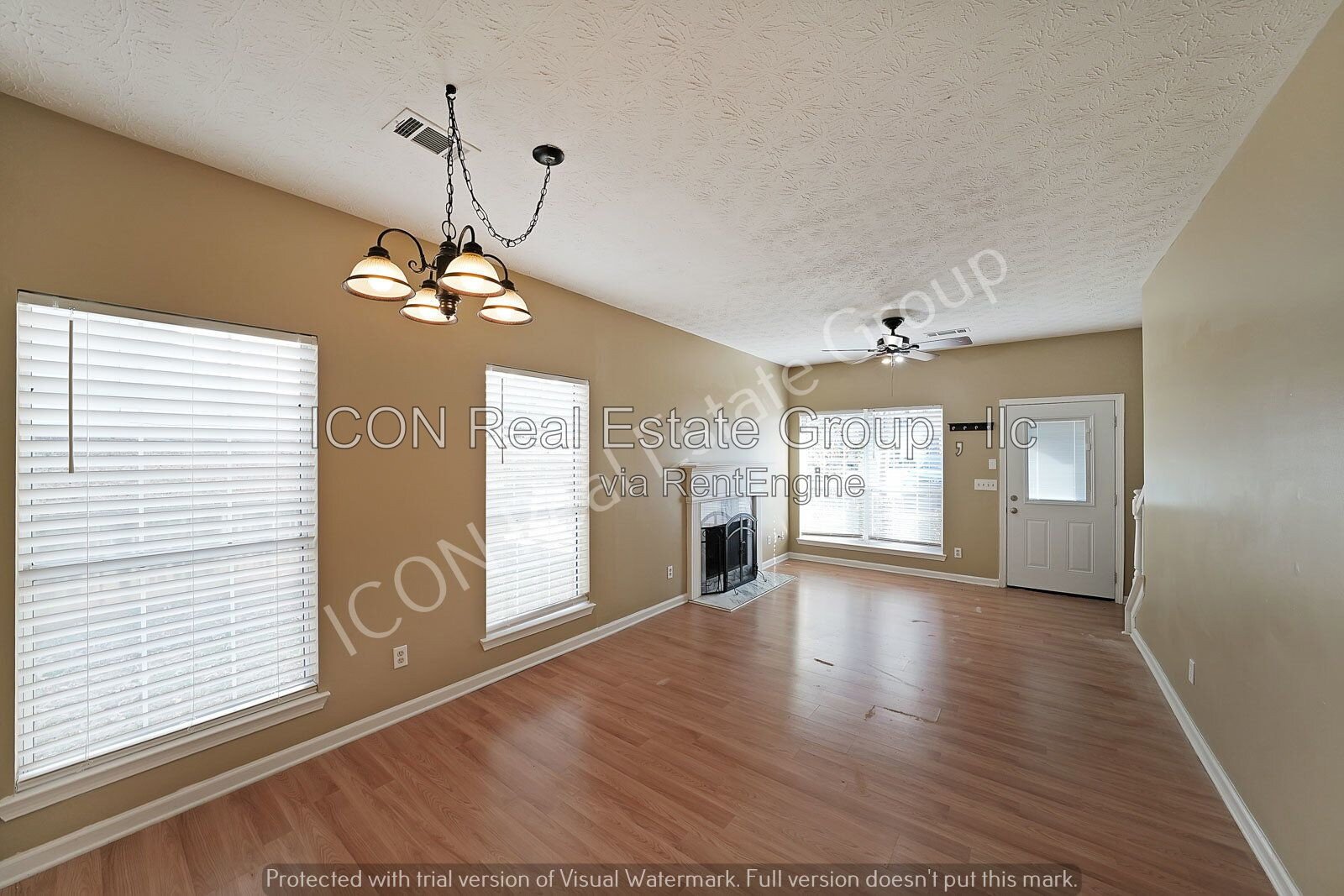2/2.5 End unit town home close to dining and shopping property image