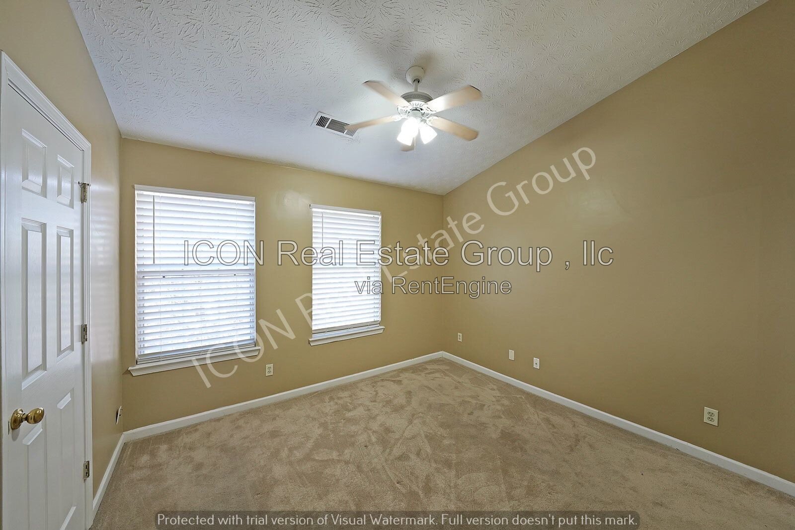 2/2.5 End unit town home close to dining and shopping property image