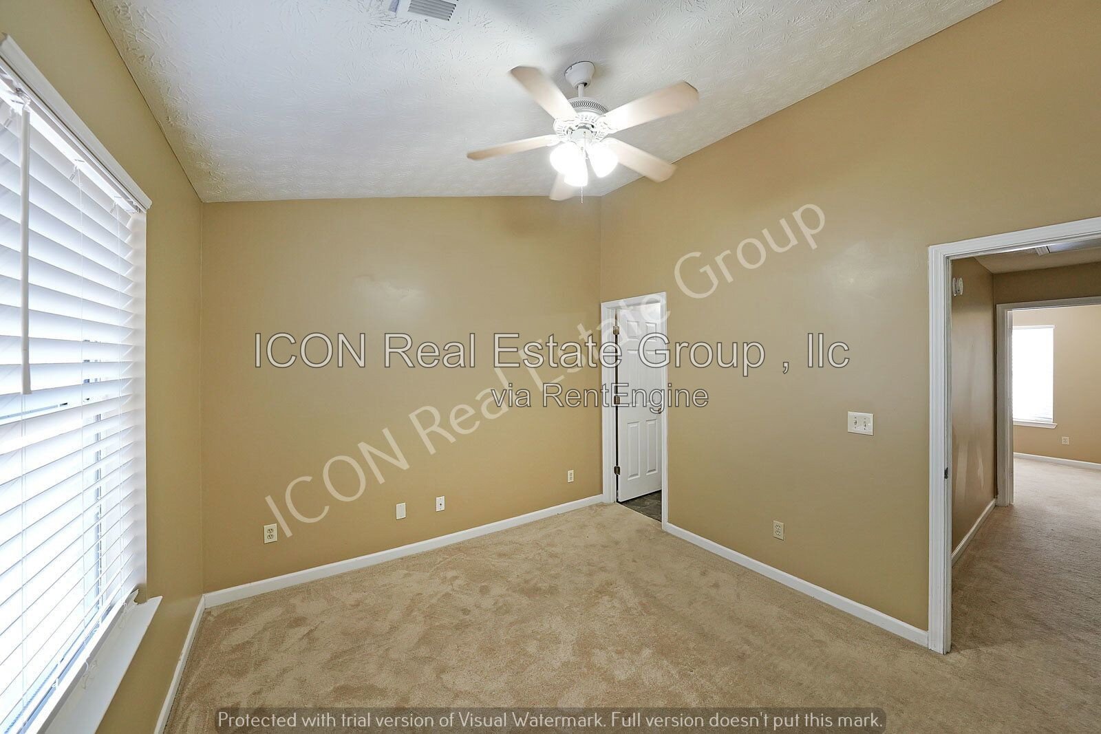2/2.5 End unit town home close to dining and shopping property image