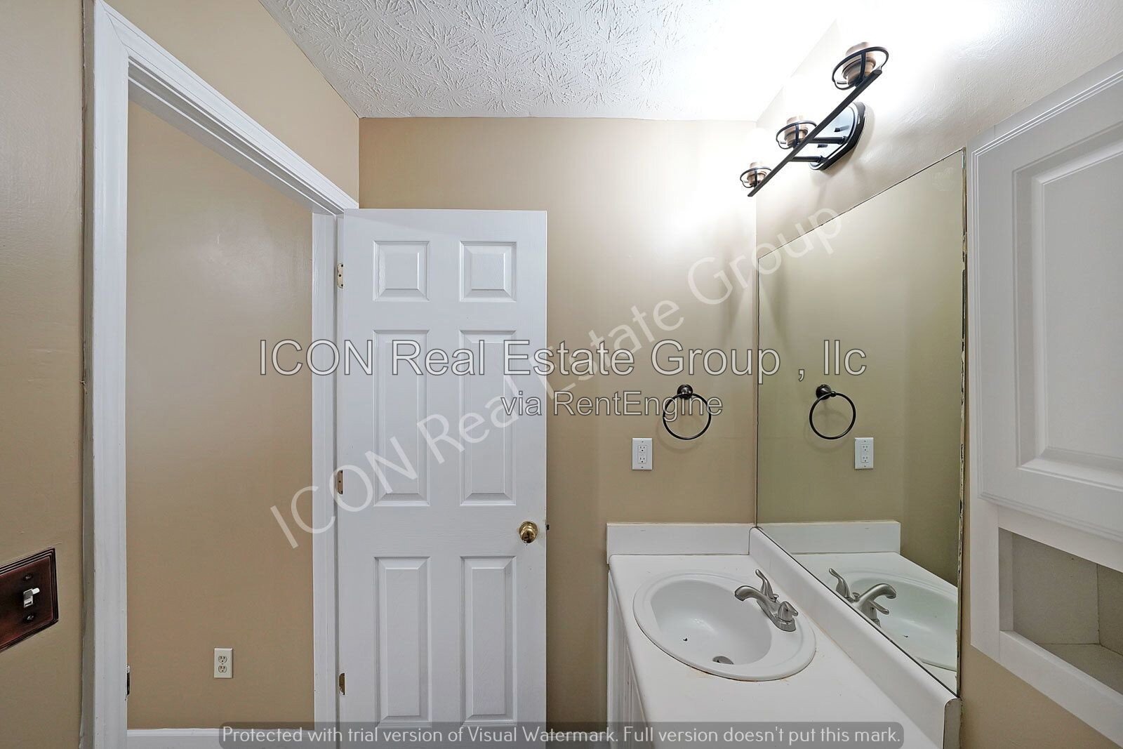 2/2.5 End unit town home close to dining and shopping property image