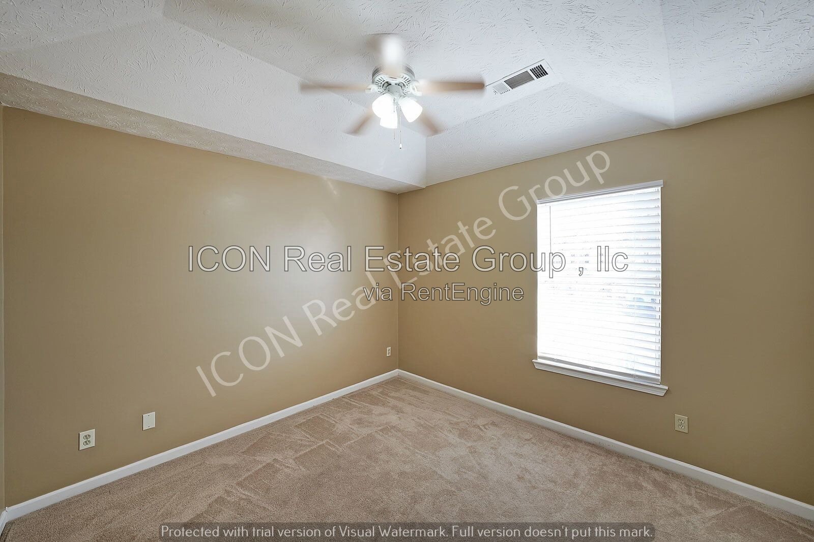 2/2.5 End unit town home close to dining and shopping property image