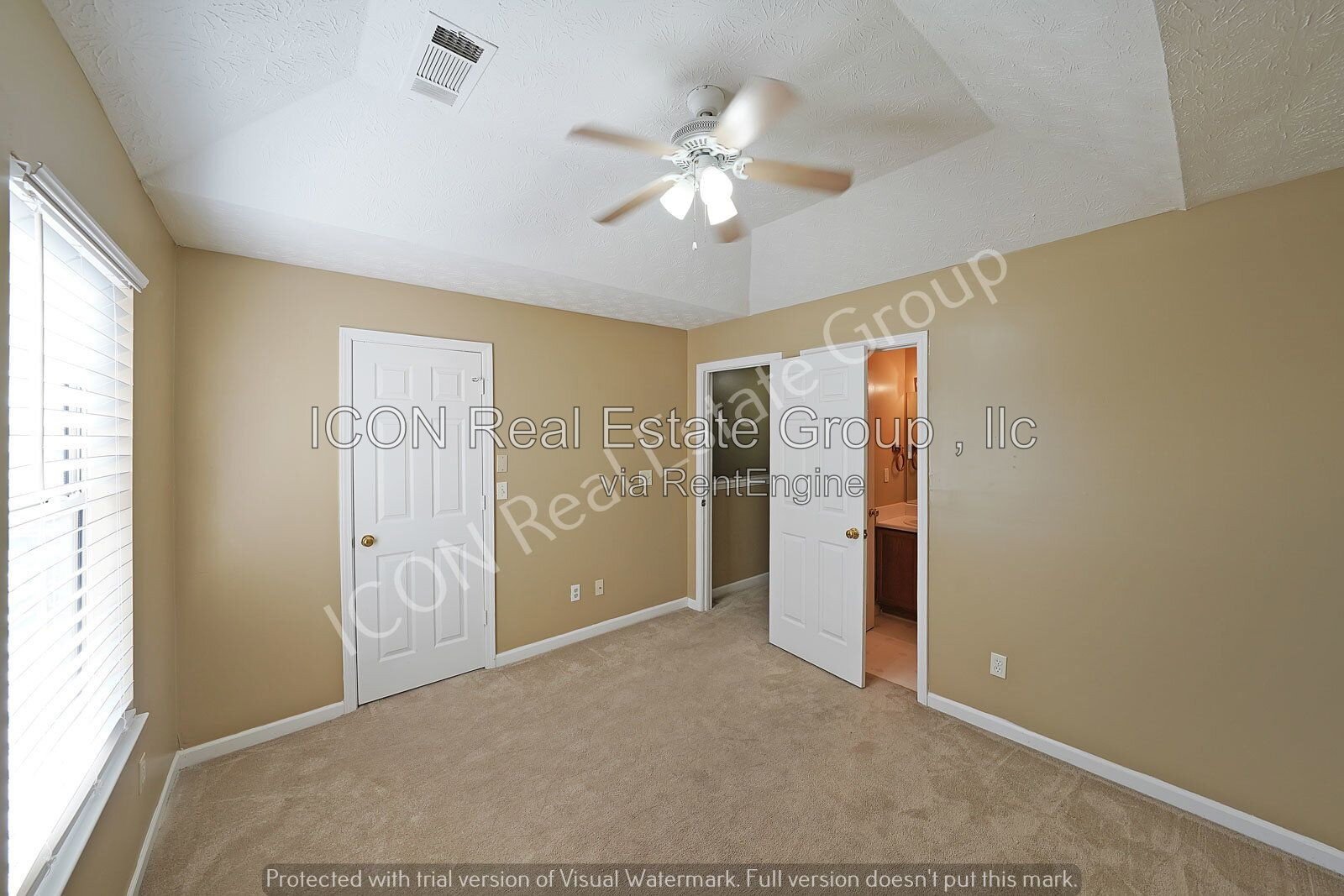 2/2.5 End unit town home close to dining and shopping property image
