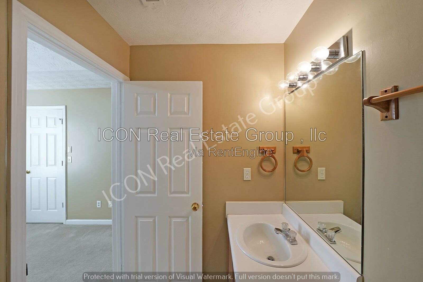 2/2.5 End unit town home close to dining and shopping property image