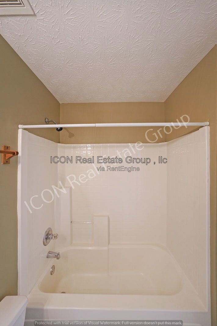 2/2.5 End unit town home close to dining and shopping property image